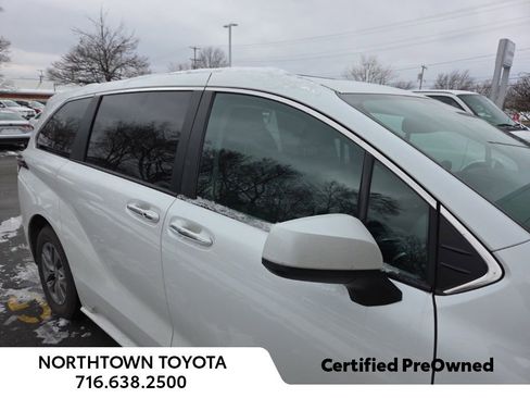 Used 2023 Toyota Sienna XLE image 3