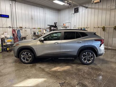 Used 2025 Chevrolet Trax LT image 4