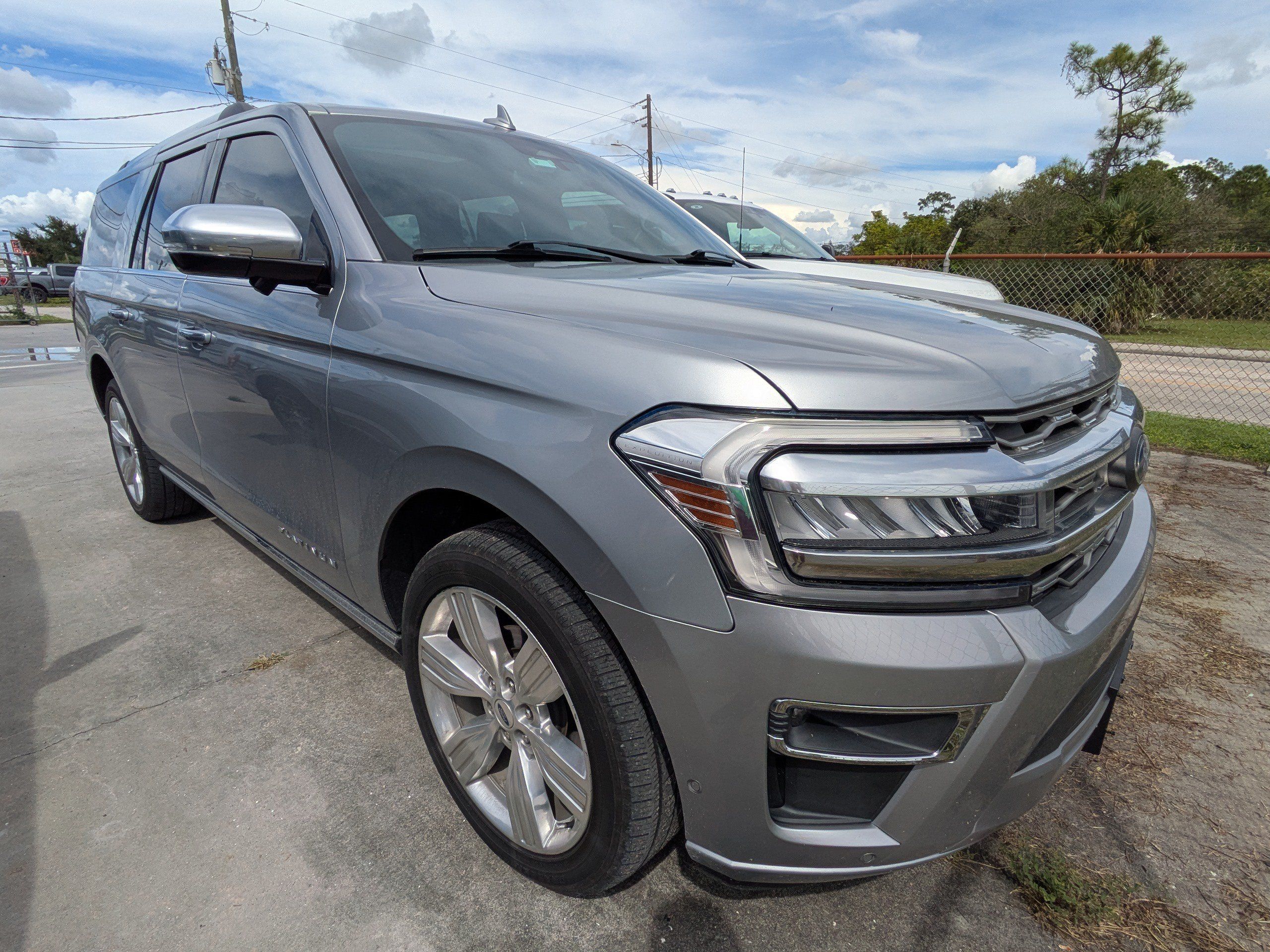 Used 2024 Ford Expedition Max Platinum AWD/4WD image 2