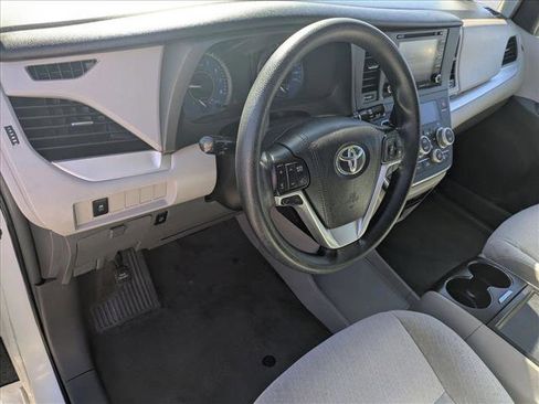 Used 2018 Toyota Sienna LE image 10