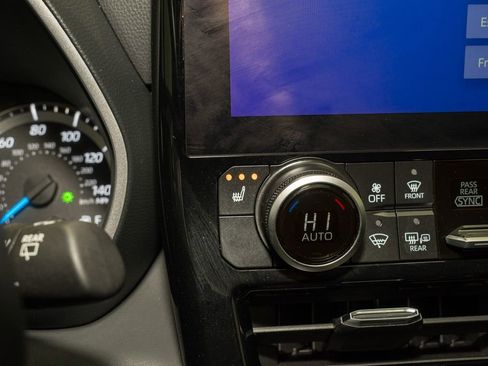 Used 2025 Toyota Highlander XLE image 17