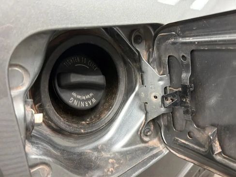 Used 2018 Nissan Rogue SV AWD/4WD image 25