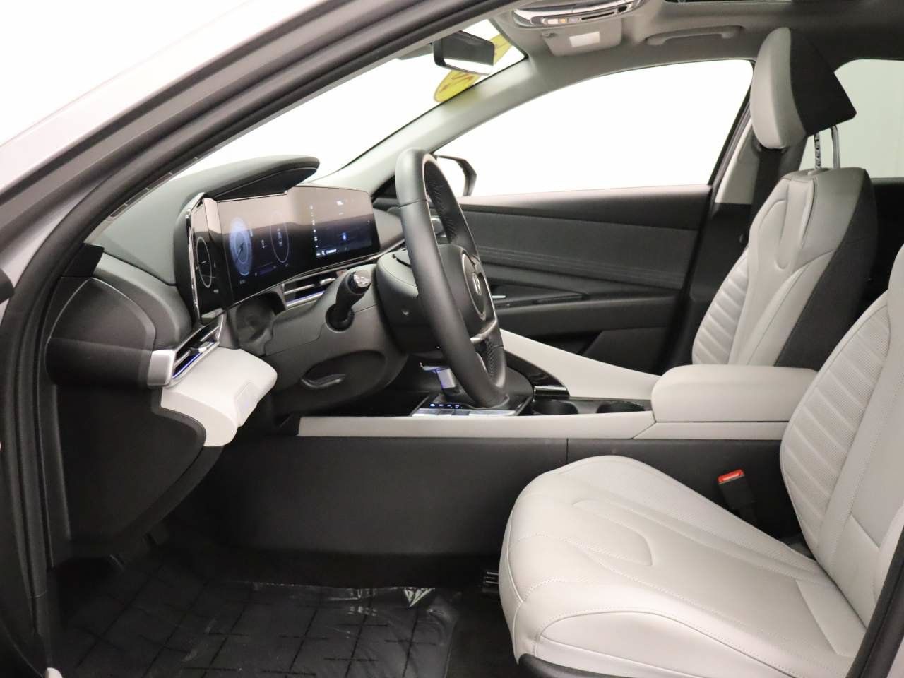 Used 2026 Hyundai Elantra Limited FWD image 16