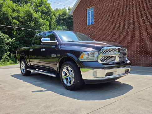Used 2017 RAM 1500 Laramie w/ Convenience Group AWD/4WD image 3