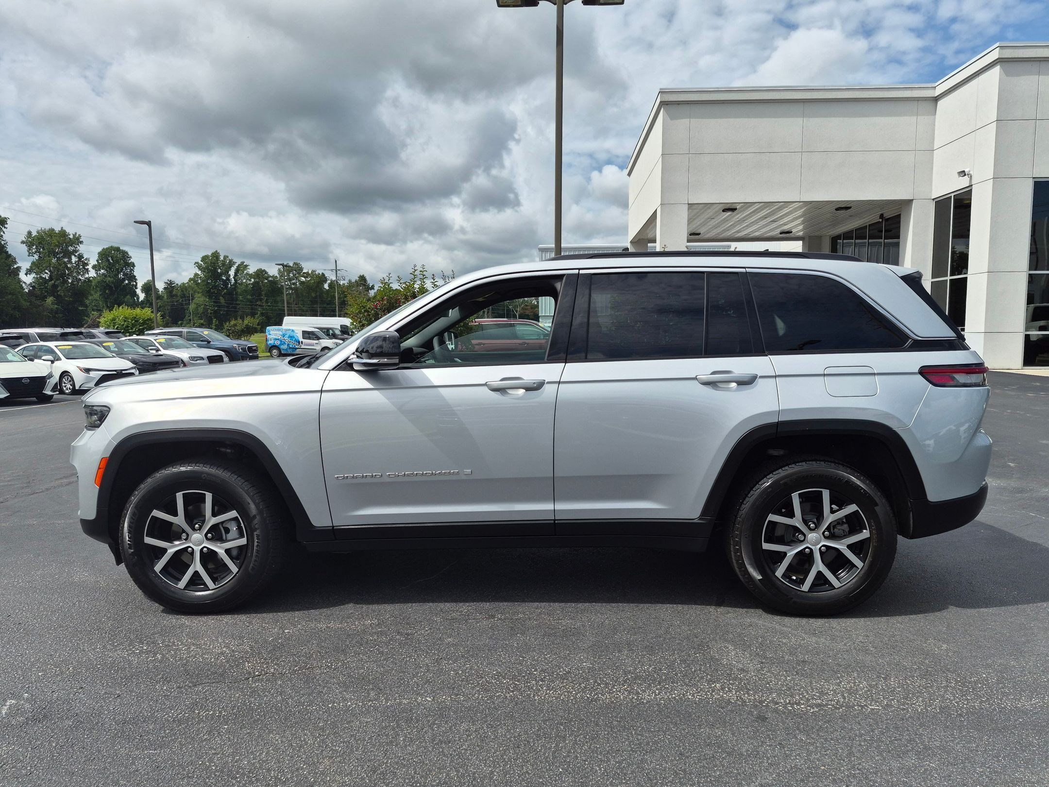 Used 2025 Jeep Grand Cherokee Limited w/ Trailer Tow Package AWD/4WD image 8