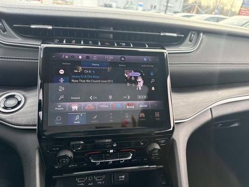 Used 2022 Jeep Grand Cherokee Limited image 27