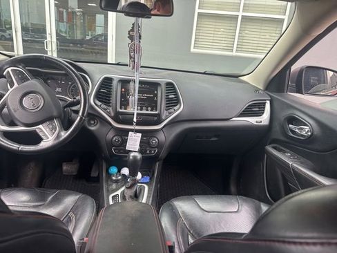 Used 2017 Jeep Cherokee Trailhawk AWD/4WD image 5