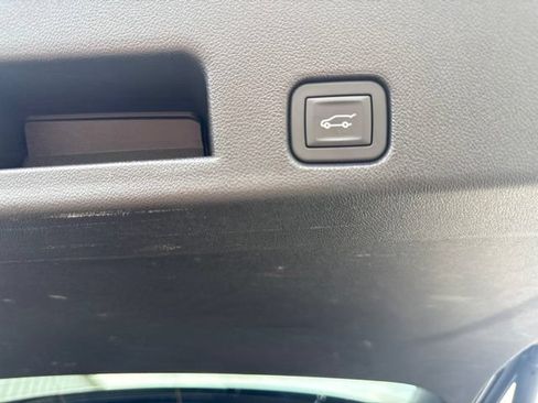 Used 2025 GMC Acadia Elevation w/ Elevation Premium Package FWD image 13