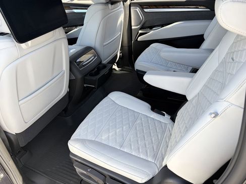 Certified 2026 Cadillac Escalade ESV Platinum Luxury w/ LPO, Radiant Package AWD/4WD image 17