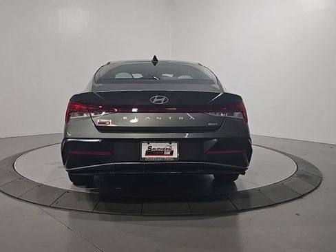 Certified 2025 Hyundai Elantra Limited w/ Cargo Package FWD image 4