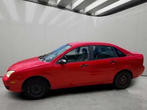 Used 2006 Ford Focus ZX4 Sedan FWD image 4