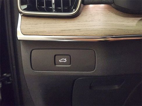 Used 2025 Volvo XC90 B5 Plus image 22
