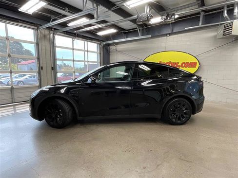 Used 2022 Tesla Model Y Long Range AWD/4WD image 2
