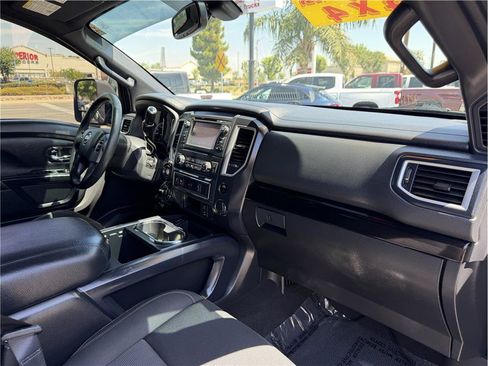 Used 2018 Nissan Titan SV w/ SV Convenience Package AWD/4WD image 10