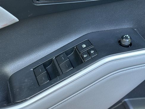 Used 2022 Toyota Highlander XLE FWD image 12