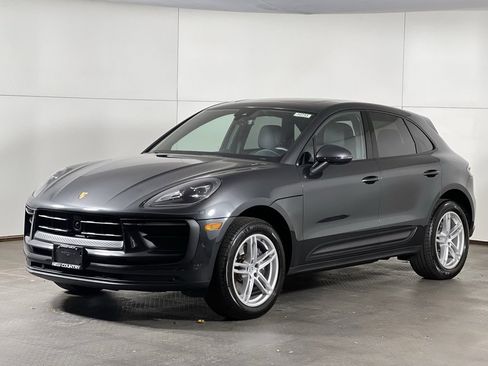 Certified 2025 Porsche Macan image 1