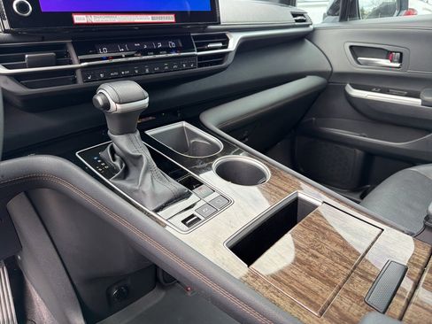 Used 2025 Toyota Sienna Limited image 17