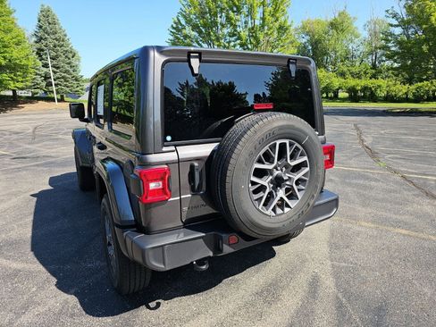 Used 2025 Jeep Wrangler Unlimited Sahara AWD/4WD image 3