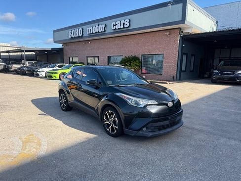 Used 2018 Toyota C-HR XLE FWD image 3