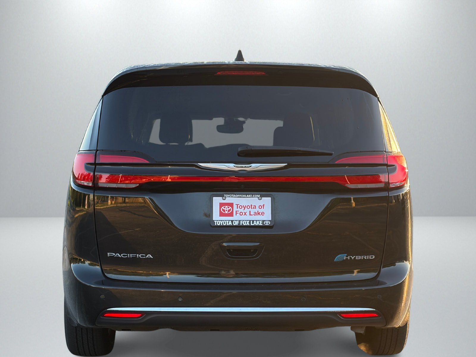 Used 2024 Chrysler Pacifica Limited w/ Uconnect Theater Family Group FWD image 4