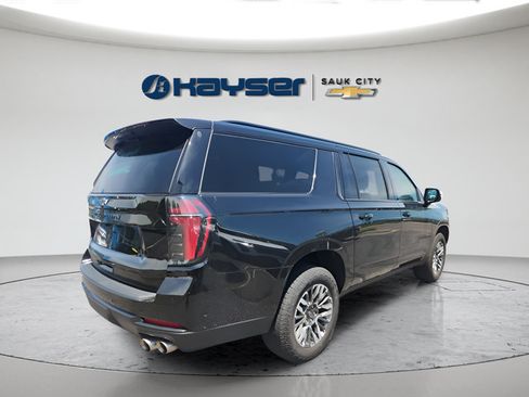 Used 2025 Chevrolet Suburban Z71 AWD/4WD image 2