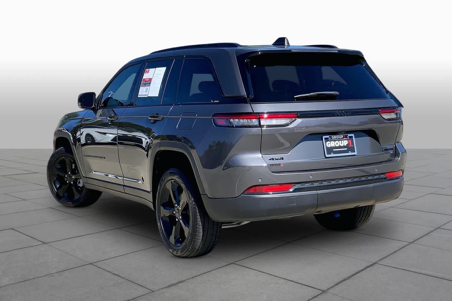 Used 2025 Jeep Grand Cherokee Limited w/ Black Appearance Package AWD/4WD image 12
