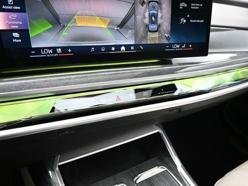 Used 2024 BMW 760i xDrive w/ Premium Package 2 image 17