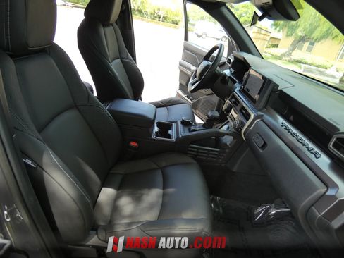 Used 2025 Toyota Tacoma TRD Sport AWD/4WD image 37