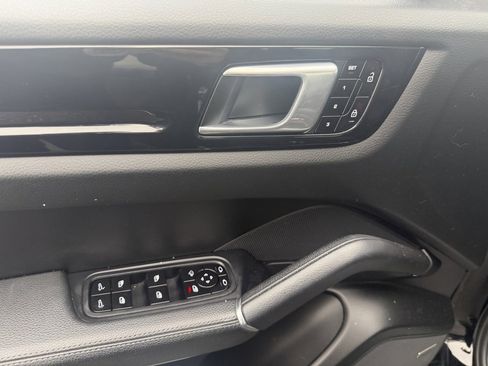 Used 2021 Porsche Cayenne image 24