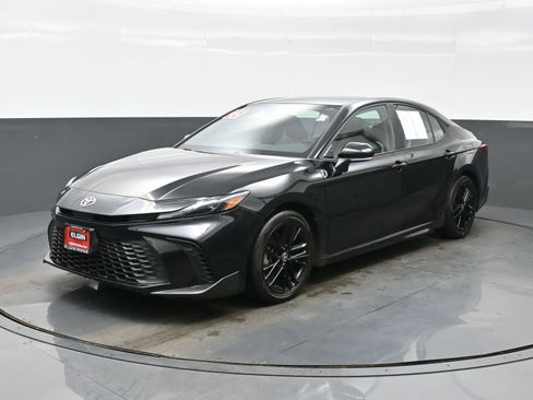 Used 2025 Toyota Camry SE image 2