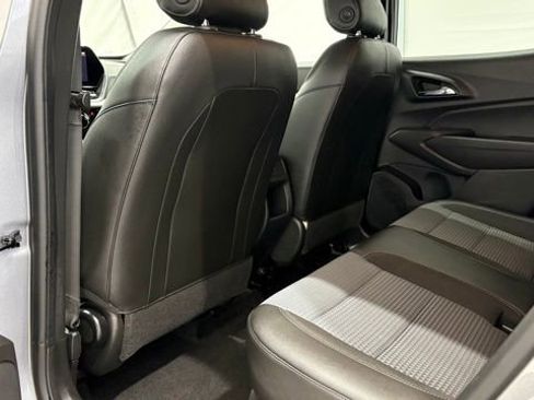 Used 2025 Chevrolet Trax LT w/ LT Convenience Package image 15