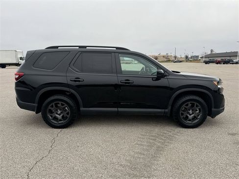Used 2025 Honda Pilot TrailSport image 14