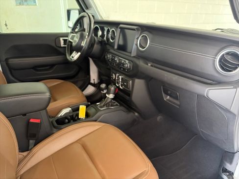 Used 2020 Jeep Gladiator Overland w/ Popular Equipment Package AWD/4WD image 7