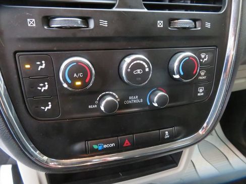 Used 2018 Dodge Grand Caravan SE w/ UConnect Hands-Free Group FWD image 27