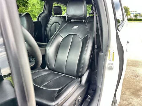 Used 2023 Chrysler Pacifica Touring-L w/ S Appearance Package FWD image 11