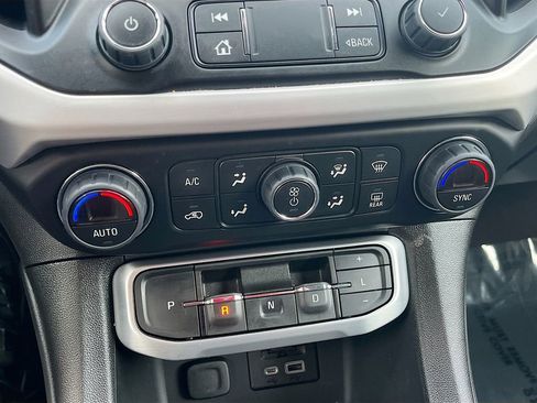 Used 2023 GMC Acadia SLT w/ Preferred Package AWD/4WD image 16