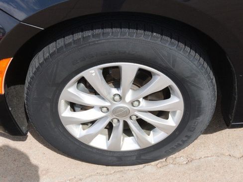Used 2019 Chrysler Pacifica Touring-L FWD image 11