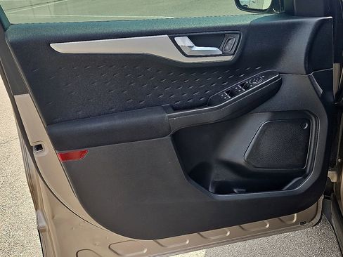 Used 2020 Ford Escape SE image 17