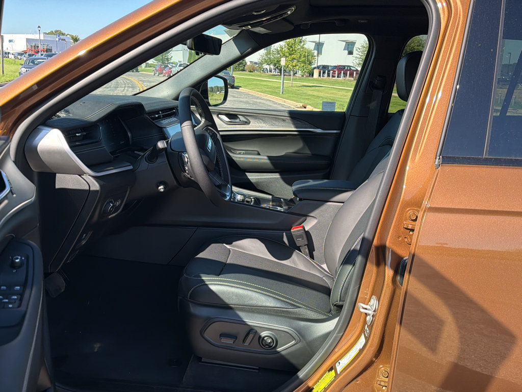 New 2027 Jeep Grand Cherokee Limited AWD/4WD image 13