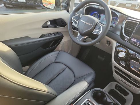 Used 2024 Chrysler Pacifica Touring-L image 16