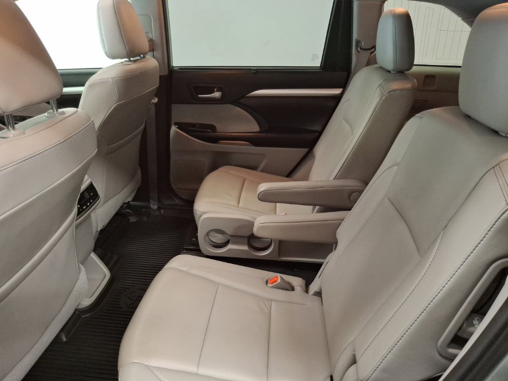 Used 2019 Toyota Highlander XLE AWD/4WD image 13