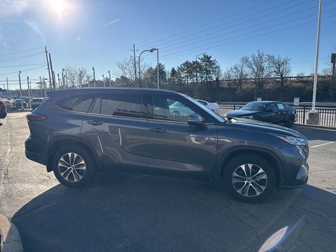 Used 2020 Toyota Highlander XLE image 6