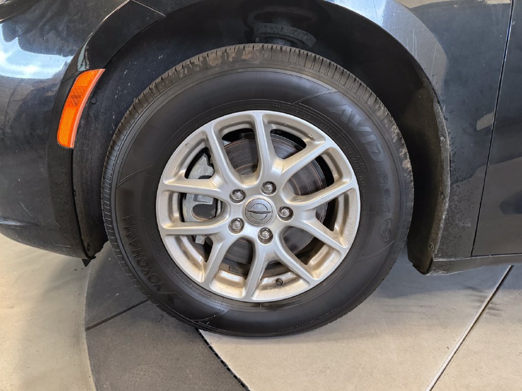Used 2023 Chrysler Pacifica Touring-L FWD image 25
