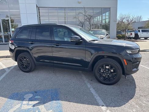 Used 2025 Jeep Grand Cherokee Altitude image 30