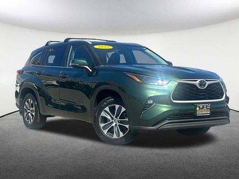 Used 2023 Toyota Highlander XLE image 2