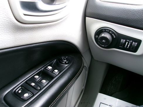 Used 2020 Jeep Compass Latitude image 13