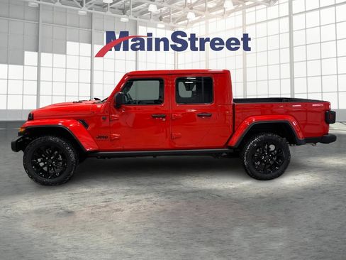 Used 2025 Jeep Gladiator Sport AWD/4WD image 2