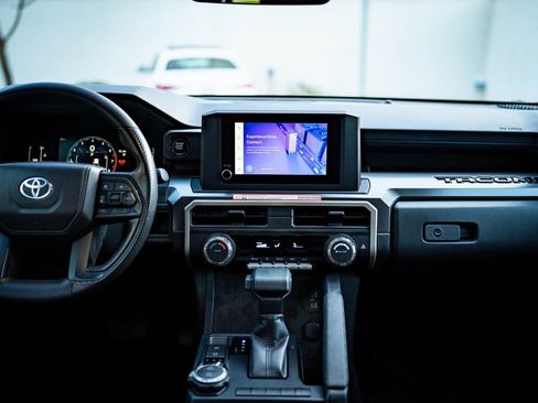 Used 2025 Toyota Tacoma SR5 image 31