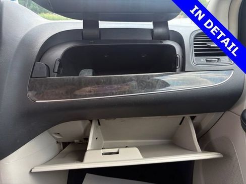 Used 2015 Chrysler Town & Country Touring FWD image 34