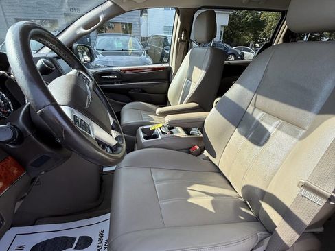Used 2016 Chrysler Town & Country Touring w/ Driver Convenience Group image 17